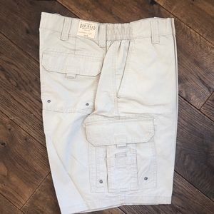 *NEW*. Men’s cargo khaki shorts